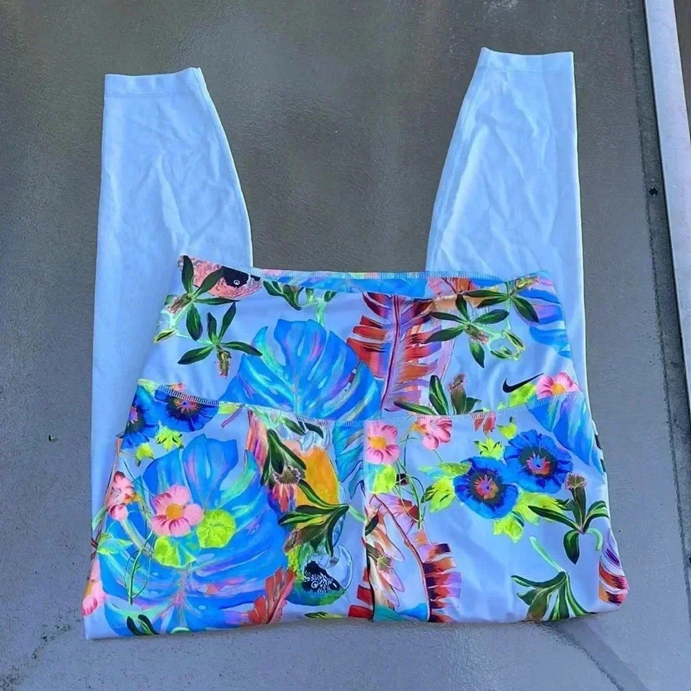 Nike parrot 🦜 jungle capris size L.